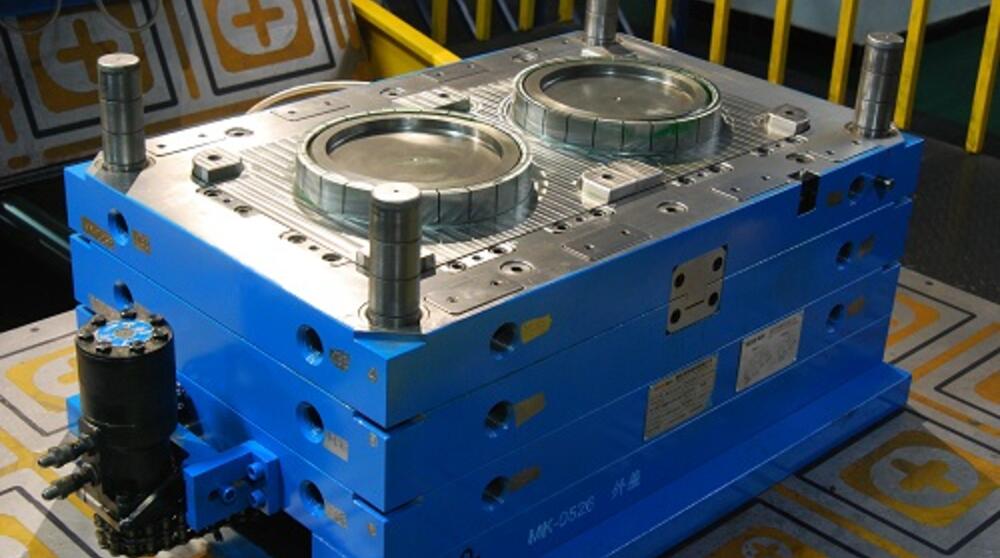 Bucket cover mold